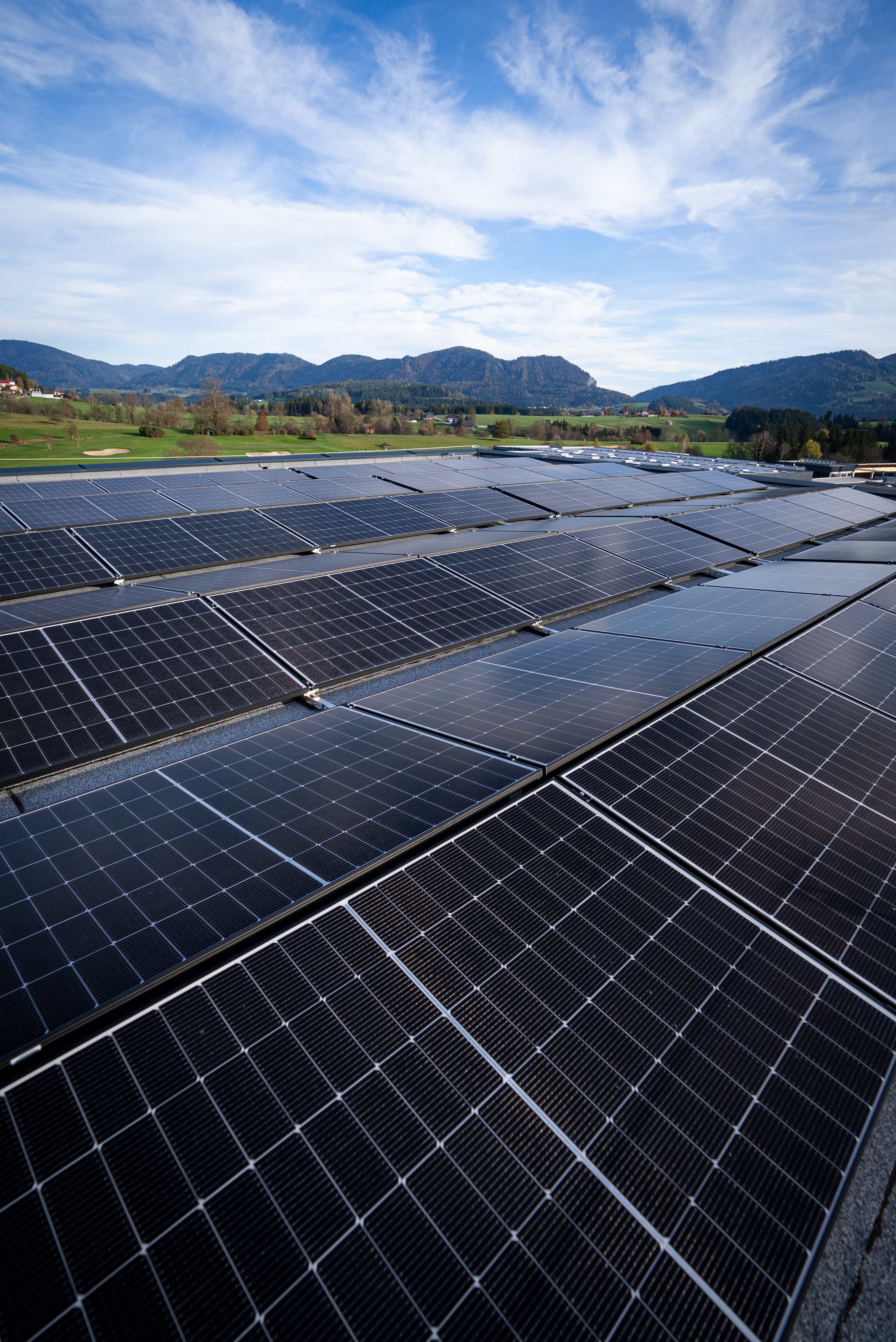 Photovoltaik-Module mit Bergpanorama