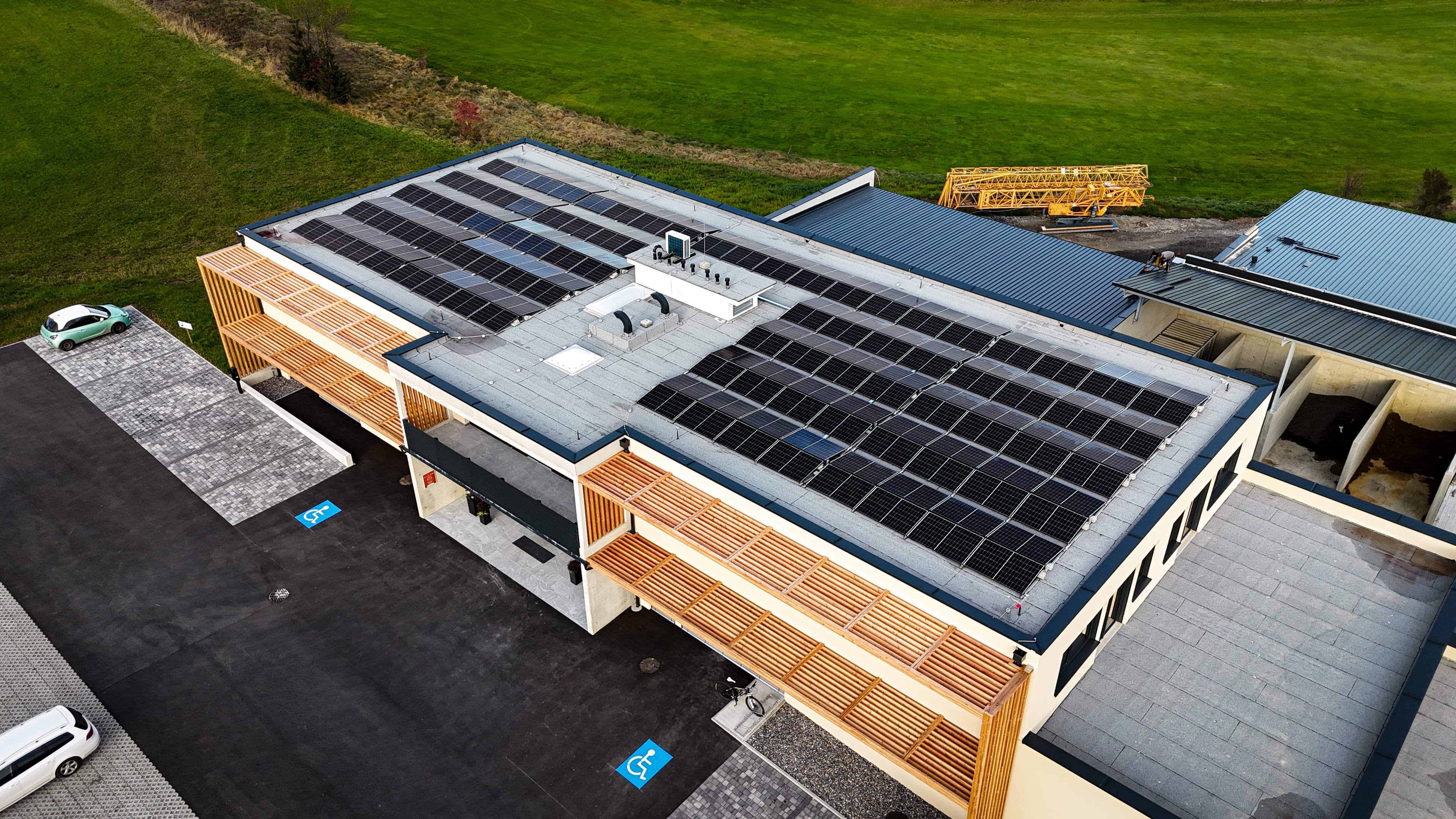 Photovoltaikanlage auf Flachdach, Luftaufnahme